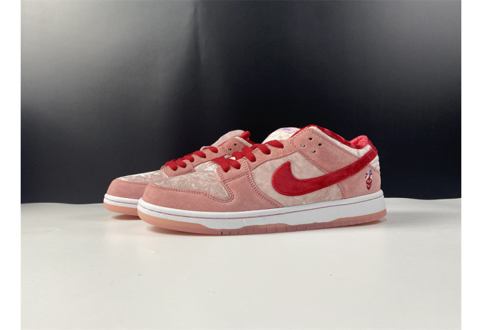 Nike SB Dunk Low StrangeLove Skateboards CT2552-800