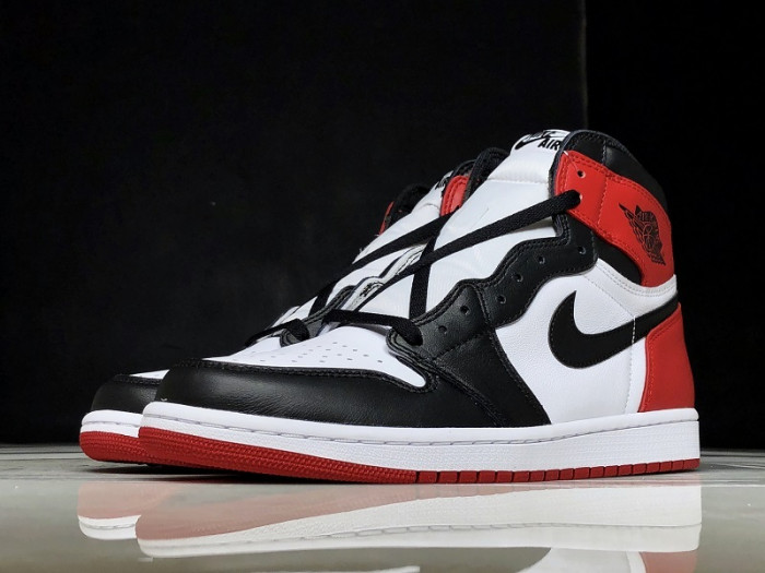 Air Jordan 1 Retro Black Toe 555088-125