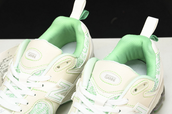 New Balance ML2002RGC