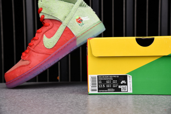 NIKE SB DUNK HIGH STRAWBERRY COUGH CW7093-600