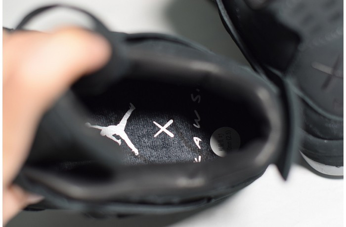 AIR JORDAN 4 RETRO KAWS "KAWS" 930155-001