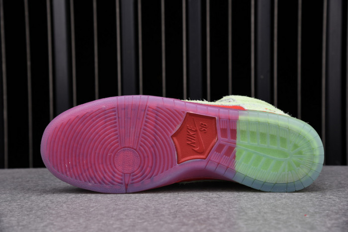 NIKE SB DUNK HIGH STRAWBERRY COUGH CW7093-600