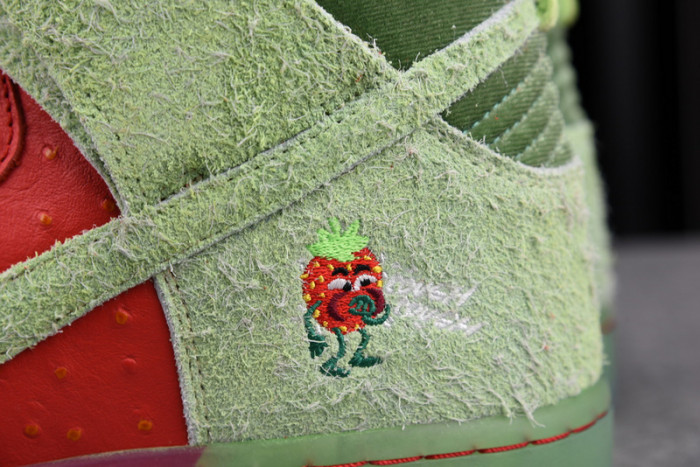 NIKE SB DUNK HIGH STRAWBERRY COUGH CW7093-600