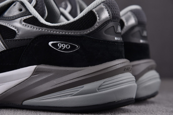New Balance M990BK6