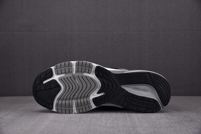 New Balance M990BK6