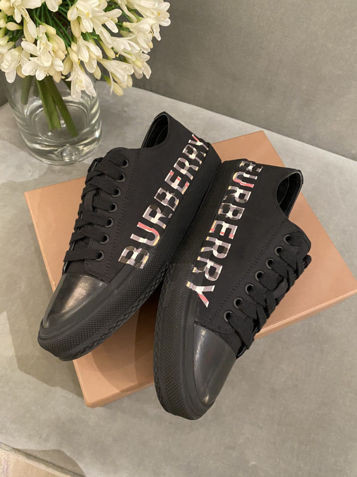 BUBERRY SNEAKER