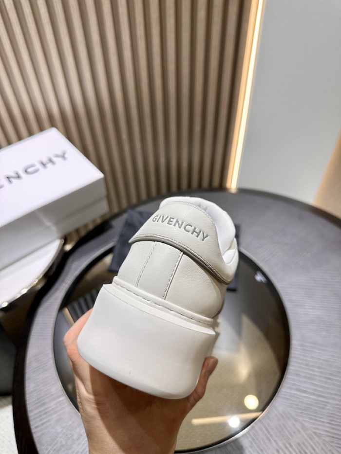 GIVENCHY SNEAKER