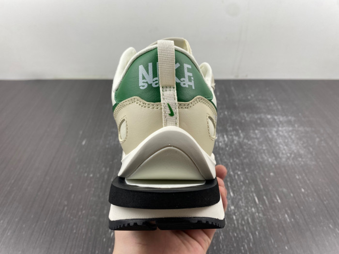 Sacai x VaporWaffle  DD1875-102