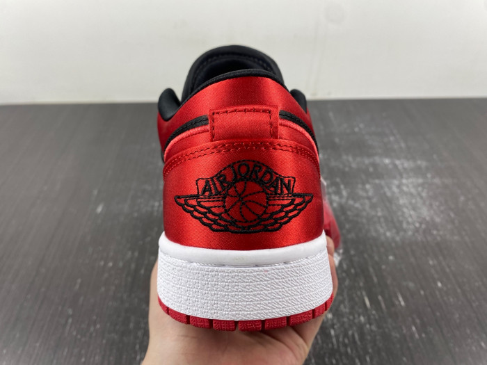 Air Jordan 1 LOW OG WMNS “Satin Bred FD4810-061