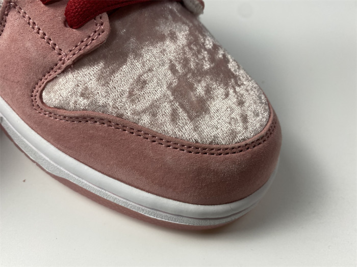 Nike SB Dunk Low StrangeLove Skateboards CT2552-800